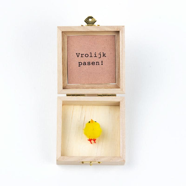 Küken in einer Kiste Frohe Ostern